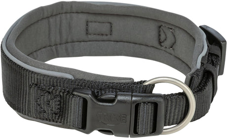 Schwarzes verstellbares Hundehalsband mit Klickverschluss und Metallring, sichtbare Marke "Trixie".
