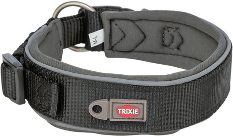 Schwarzes Hundehalsband mit grauer Polsterung und einem Kunststoffverschluss; Etikett mit "TRIXIE" sichtbar.
