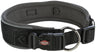 Schwarzes Hundehalsband mit grauen Innenseiten, Kunststoffverschluss und Metallring, Aufdruck "TRIXIE".