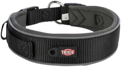 Breites, schwarzes Halsband mit grauen Rändern, Metallschnalle und "Trixie"-Logo in Rot und Weiß.