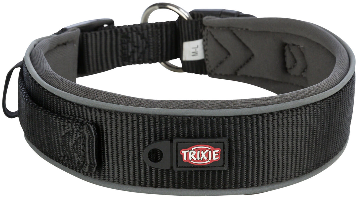 Breites, schwarzes Halsband mit grauen Rändern, Metallschnalle und "Trixie"-Logo in Rot und Weiß.