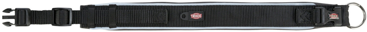 Schwarzes Halsband mit reflektierenden Streifen, Kunststoffschnalle, Metallschlaufe und sichtbarem "Trixie"-Logo.