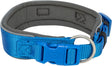 Blaues Hundehalsband mit grauem Innenfutter, Kunststoffverschluss und Metallring, mit "TRIXIE"-Logo.