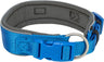 Blaues Hundehalsband mit grauem Innenfutter, Kunststoffverschluss und Metallring, mit "TRIXIE"-Logo.
