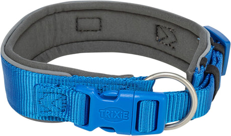 Blaues Hundehalsband mit grauem Innenfutter, Kunststoffverschluss und Metallring, mit "TRIXIE"-Logo.