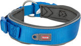 Blaues Hundehalsband mit grauem Futter und Metallschnalle, "Trixie"-Logo auf grauem Etikett.