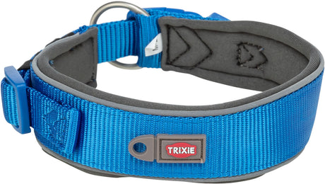 Blaues Hundehalsband mit grauem Futter und Metallschnalle, "Trixie"-Logo auf grauem Etikett.