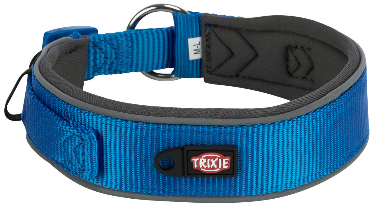 Blaues Hundehalsband mit reflektierendem Streifen und einem schwarzen Verschluss mit der Aufschrift "TRIXIE".
