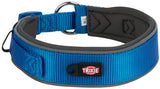 Blaues Hundehalsband mit reflektierendem Streifen und einem schwarzen Verschluss mit der Aufschrift "TRIXIE".