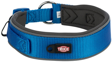 Blaues Hundehalsband mit reflektierendem Streifen und einem schwarzen Verschluss mit der Aufschrift "TRIXIE".