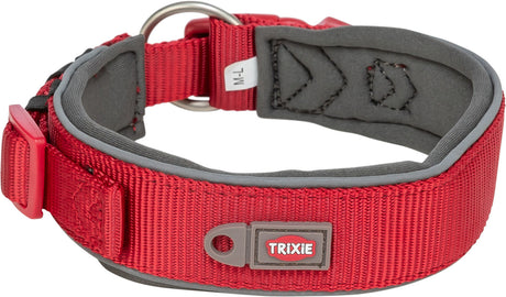 Rotes Hundehalsband mit grauem Innenfutter und einer Schnalle, darauf das Logo "TRIXIE" in Weiß auf Rot.