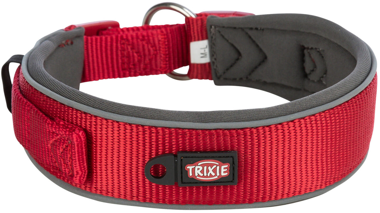 Rotes Hundehalsband mit grauem Rand und schwarzem Verschluss, Aufschrift "Trixie" sichtbar, D-Ring vorhanden.