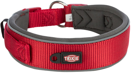 Rotes Hundehalsband mit grauem Rand und schwarzem Verschluss, Aufschrift "Trixie" sichtbar, D-Ring vorhanden.