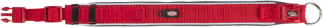 Rotes Hundehalsband mit schwarzem Rand, Steckschnalle, verstellbarem Verschluss und Trixie-Logo.