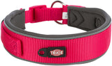 Rotes Halsband mit grauem Rand und rotem Verschluss, schwarzes Etikett mit der Aufschrift "TRIXIE", Metallring sichtbar.