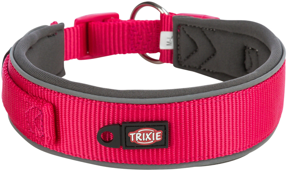 Rotes Halsband mit grauem Rand und rotem Verschluss, schwarzes Etikett mit der Aufschrift "TRIXIE", Metallring sichtbar.