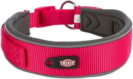 Rotes Halsband mit grauem Rand und rotem Verschluss, schwarzes Etikett mit der Aufschrift "TRIXIE", Metallring sichtbar.