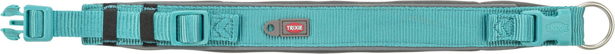 Ein türkisfarbenes Hundehalsband mit Plastikschnalle und Metallring, „TRIXIE“-Logo auf grauem Etikett.