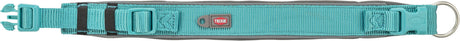 Ein türkisfarbenes Hundehalsband mit Plastikschnalle und Metallring, „TRIXIE“-Logo auf grauem Etikett.