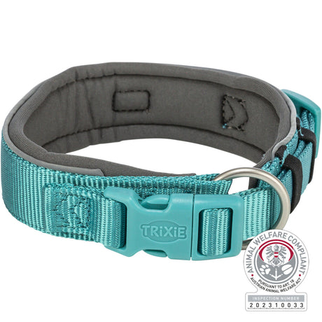 Türkises Hundehalsband mit Klickverschluss, Metallring und grauer Polsterung, Marke "Trixie", mit Zertifizierungssiegel.