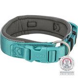 Türkises Hundehalsband mit Klickverschluss, Metallring und grauer Polsterung, Marke "Trixie", mit Zertifizierungssiegel.