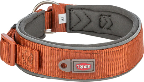 Orangefarbenes Hundehalsband mit grauem Innenfutter, Metallschnalle und "TRIXIE" Logo, Größe M-L.