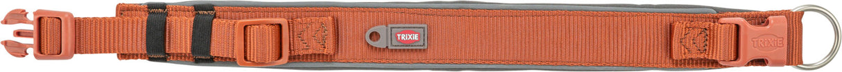Oranges Hundehalsband mit Klickverschluss und Metallring, schwarzen Details und dem Aufdruck "Trixie".