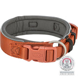 Orangefarbenes Hundehalsband mit Klickverschluss und Metallring, Marke "Trixie", neben Logo für Tierschutzkonformität.