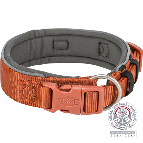 Orangefarbenes Hundehalsband mit Klickverschluss und Metallring, Marke "Trixie", neben Logo für Tierschutzkonformität.