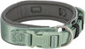 Grünes Hundehalsband aus Nylon mit Schnallenverschluss und Metallring, Marke "Trixie" erkennbar.