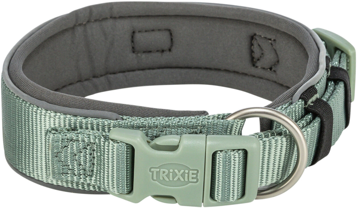 Grünes Hundehalsband aus Nylon mit Schnallenverschluss und Metallring, Marke "Trixie" erkennbar.