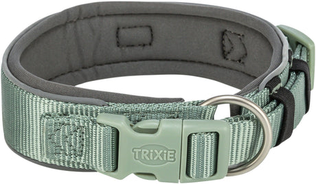 Grünes Hundehalsband aus Nylon mit Schnallenverschluss und Metallring, Marke "Trixie" erkennbar.