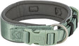 Grünes Hundehalsband aus Nylon mit Schnallenverschluss und Metallring, Marke "Trixie" erkennbar.