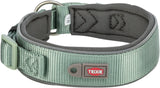 Grünes Hundehalsband aus Textil mit grauem Verschluss und der Marke „Trixie“ sichtbar auf einem Etikett.
