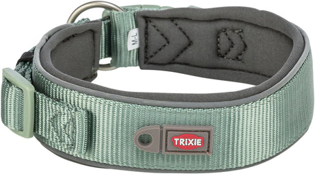 Grünes Hundehalsband aus Textil mit grauem Verschluss und der Marke „Trixie“ sichtbar auf einem Etikett.