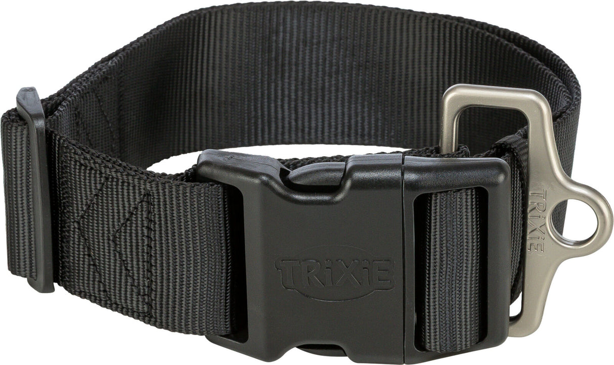 Schwarzes Halsband mit Kunststoffschnalle und Metallring, Bedruckung "Trixie" auf Schnalle und Metallteil.