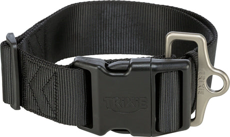 Schwarzes Halsband mit Kunststoffschnalle und Metallring, Bedruckung "Trixie" auf Schnalle und Metallteil.