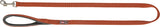 Orangefarbene Hundeleine mit stabiler Metallschnalle, schwarzem Griff und Label im mittleren Bereich.