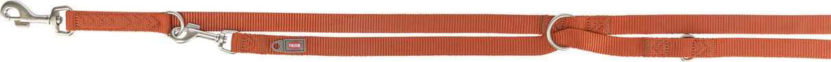 Orangefarbene Hundeleine mit metallenen Haken und Ringen, Logo-Aufdruck "Trixie" sichtbar.