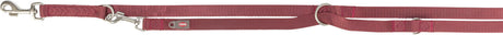 Hundeleine aus rotem Stoff mit metallischen Karabinern und Ringen, Logo "TRIXIE" sichtbar.