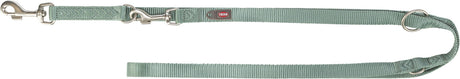 Grüne verstellbare Hundeleine mit silbernen Karabinerhaken und einem Trixie-Logo, aus Nylon.