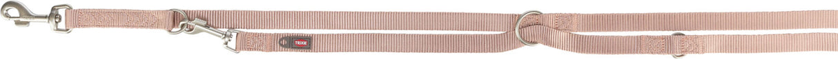 Beigefarbene Hundeleine mit Metallhaken und mehreren Ringen, Markenlogo "TRIXIE" erkennbar.