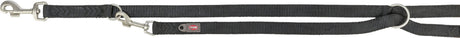 Schwarzes, verstellbares Hundehalsband mit Metallverschlüssen und einem Trixie-Logo auf dem Band.