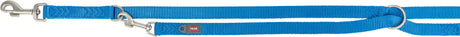 Blaue Hundeleine mit Karabinerhaken und Etikett "Trixie", bestehend aus einem breiten, gewebten Gurtband.