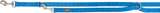 Blaue Hundeleine mit Karabinerhaken und Etikett "Trixie", bestehend aus einem breiten, gewebten Gurtband.