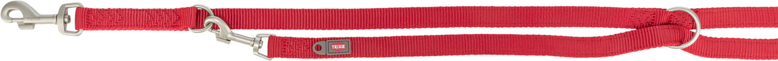 Rote Hundeleine aus Stoff mit zwei silbernen Karabinern und einem Metallring, Text "Trixie" sichtbar.