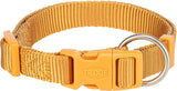 Orangefarbenes Halsband aus festem Material mit Schnalle und Metallring, Aufschrift "Trixie" auf der Schnalle.