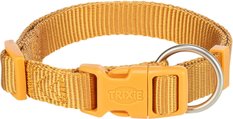 Orangefarbenes Halsband aus festem Material mit Schnalle und Metallring, Aufschrift "Trixie" auf der Schnalle.