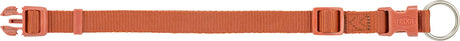 Orangefarbenes Halsband mit Kunststoffverschluss und verstellbarer Schnalle, Metallschlaufe links, Text "Trixie".