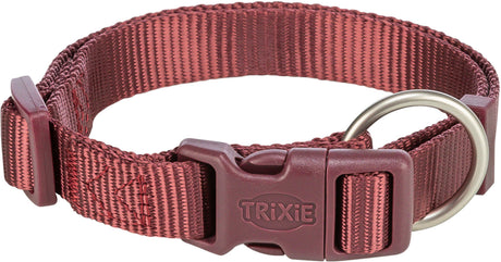 Rotes Hundehalsband aus Nylon mit Kunststoffverschluss und Metallring, der Schriftzug "Trixie" ist sichtbar.